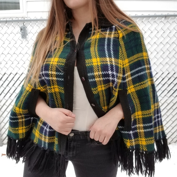 O/S button poncho yellow green argyle plaid with fringe - Picture 2 of 6
